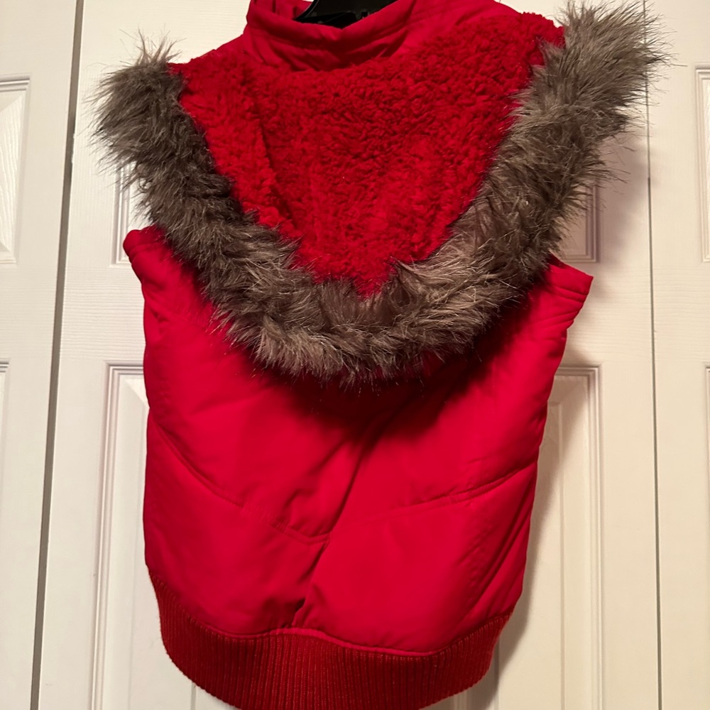 Puffer vest red Maurice’s large women’s with faux fur trimmed hood
